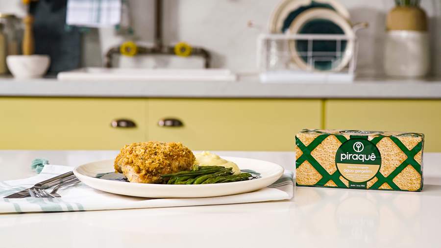 Sobrecoxa de Frango com crosta de biscoitos de gergelim - Divulgação Piraquê