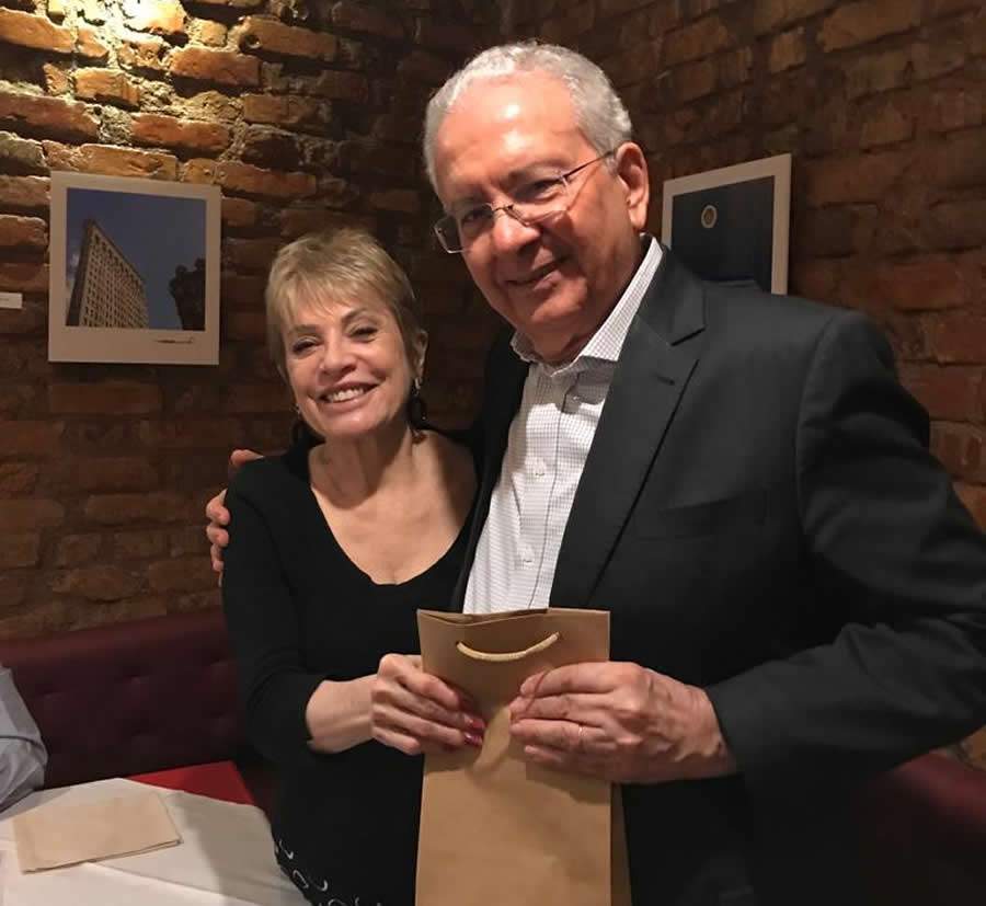 Maria da Gl&oacute;ria Faria entrega ao confrade Ronaldo Vilela, sorteado com o brinde do aniversariante de setembro &ndash; Foto: Divulga&ccedil;&atilde;o