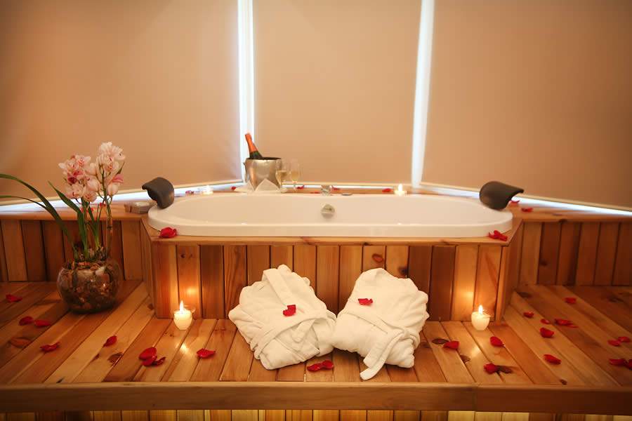 Banheira com velas e pétalas de rosa para noites românticas - Divulgação Grupo AP2