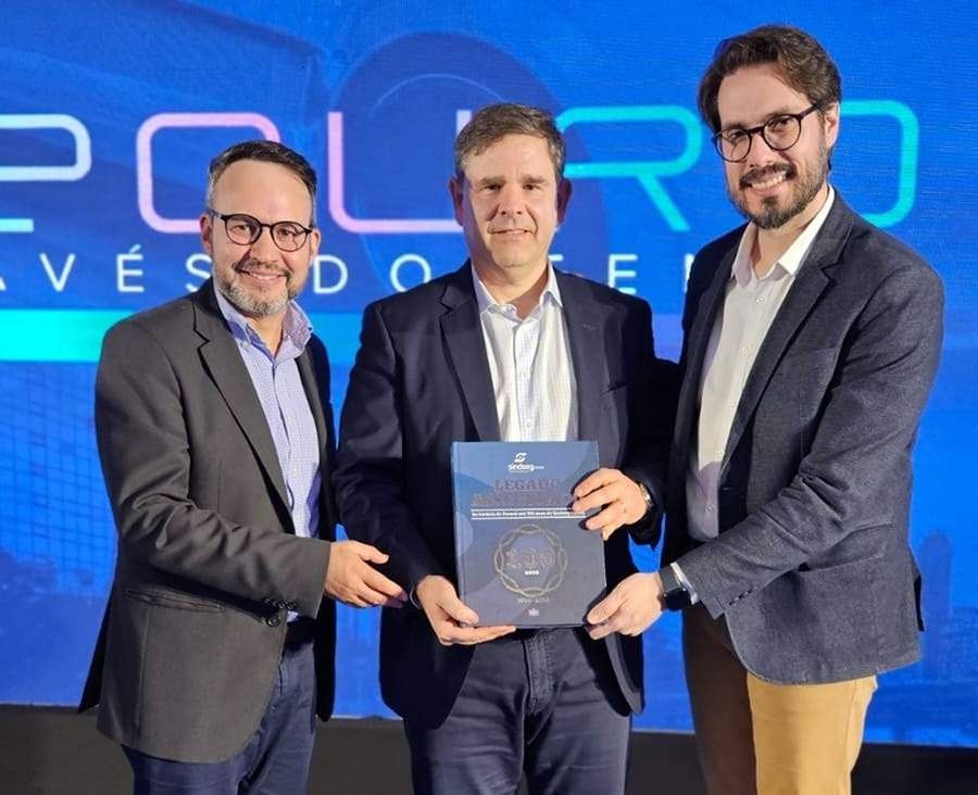 Da esquerda para a direita: Altevir Prado, presidente do Sindseg-PR/MS e Superintendente S&ecirc;nior da Bradesco Seguros, Ney Dias, Diretor-Presidente da Bradesco Auto/RE, e Miguel Fernando, professor e autor do livro &ldquo;Legado Assegurado&rdquo; | Foto: Sindseg-PR/MS