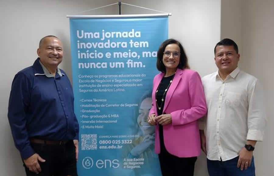 Da esquerda para direita: Andr&eacute; Mattos, gerente Comercial da Rapport: Marila Helena Monteiro, diretora de Ensino da ENS e M&aacute;rcio Mello, diretor Comercial da Rapport. Foto: Divulga&ccedil;&atilde;o