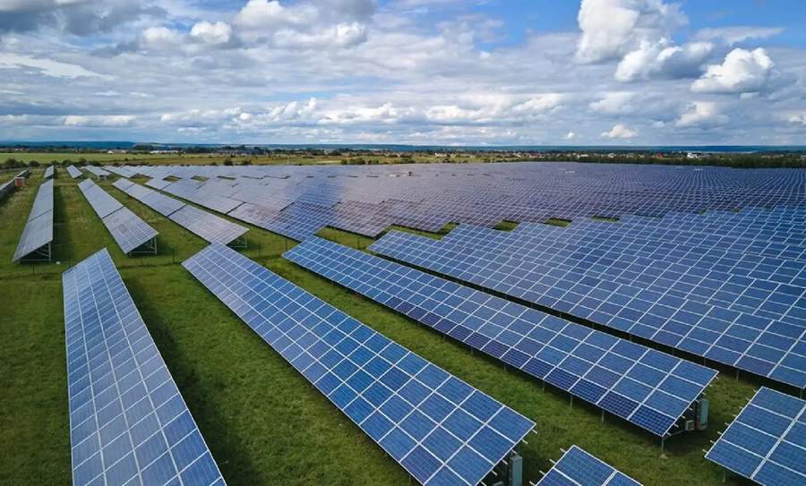 Energia solar atinge 60 gigawatts no Brasil e mais de R$ 270 bilhões em investimentos acumulados, mas enfrenta desafios de conexão e cortes de geração