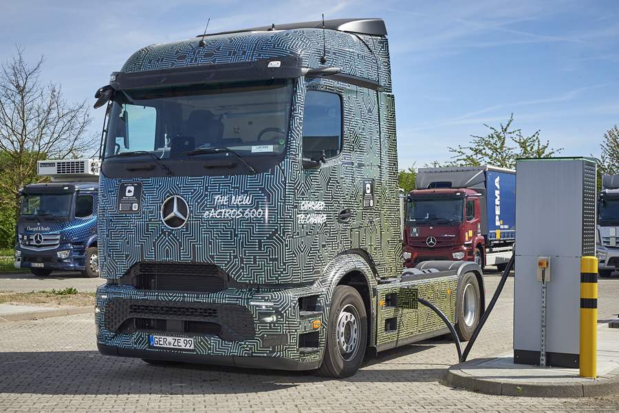 Mercedes-Benz Trucks testa com sucesso carregamento elétrico de 1.000 quilowatts do eActros 600 