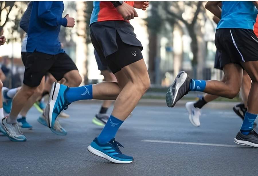 corrida - meia azul - Crédito: Divulgação