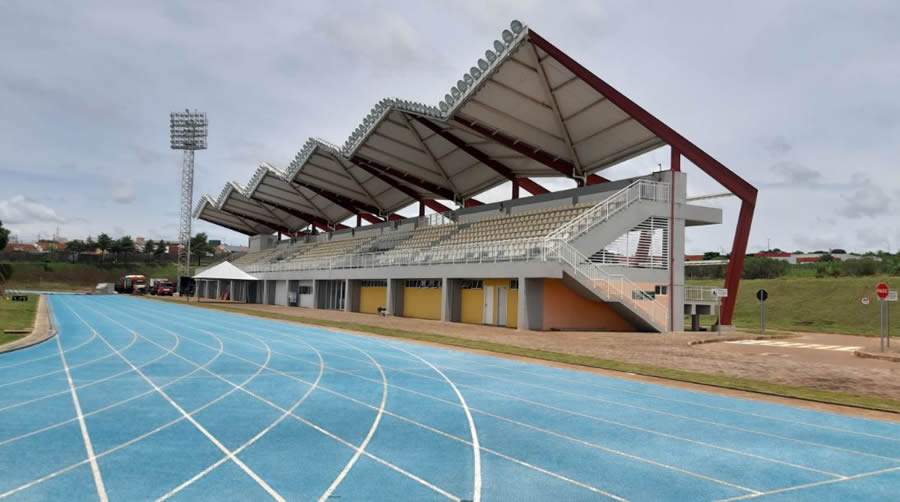 Vista do Centro Nacional de Treinamento de Atletismo de Cascavel, no Paran&aacute;. Com projeto realizado pela Effect Arquitetura, a arquibancada foi estruturada em concreto armado e cobertura met&aacute;lica com capacidade de abrigar 980 pessoas | Projeto da Effect Arquitetura | Foto: Divulga&ccedil;&atilde;o