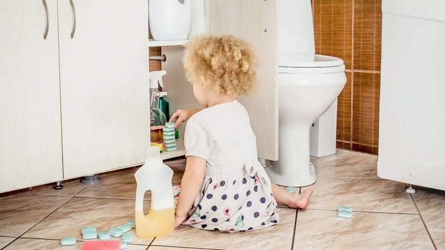 Produtos de limpeza devem ficar armazenados em arm&aacute;rios altos