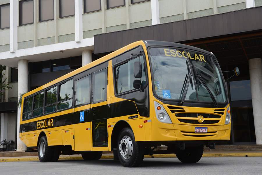 Mercedes-Benz doa &ocirc;nibus escolar para Amigos do Bem