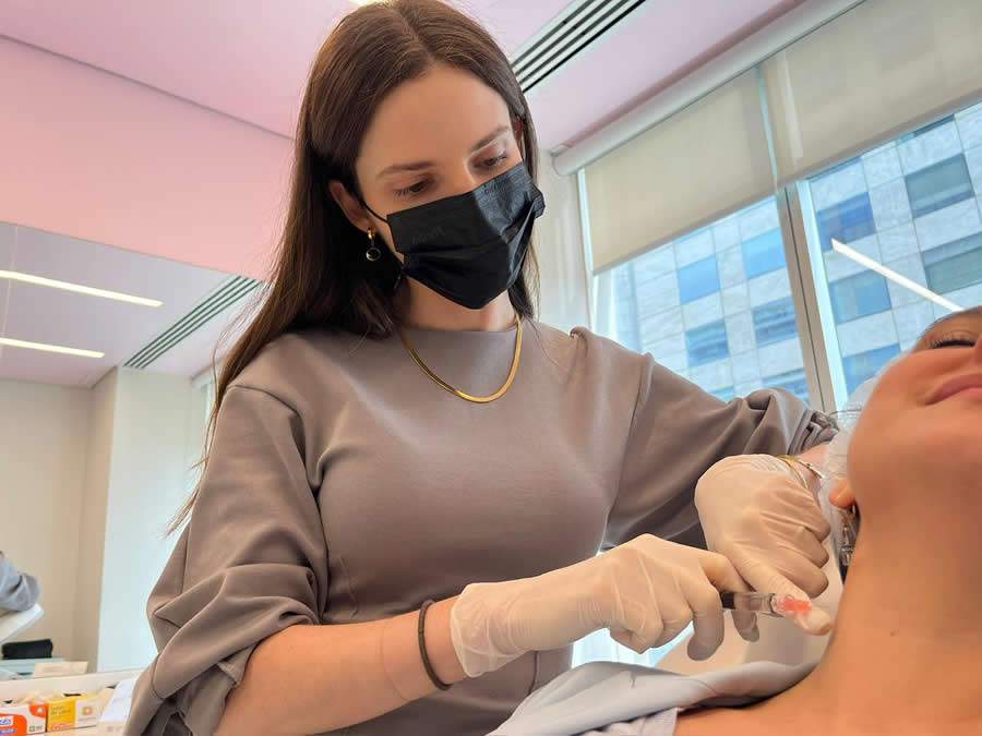 Médica dermatologista Juliana Palo utiliza biorremodeladores tanto no rosto quanto no pescoço. Em seus protocolos, os bioestimuladores também entram para potencializar resultados. Foto: Divulgação