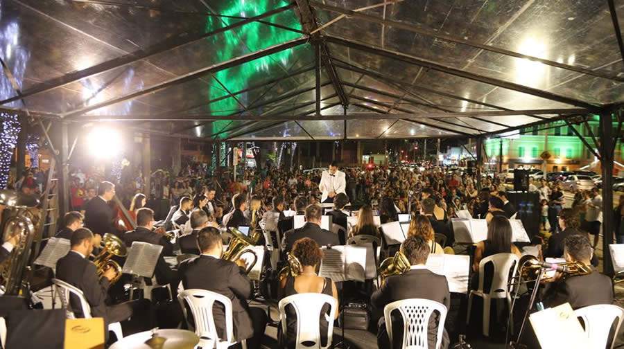 Banda Sinfônica Municipal em apresentação de natal, em Botucatu