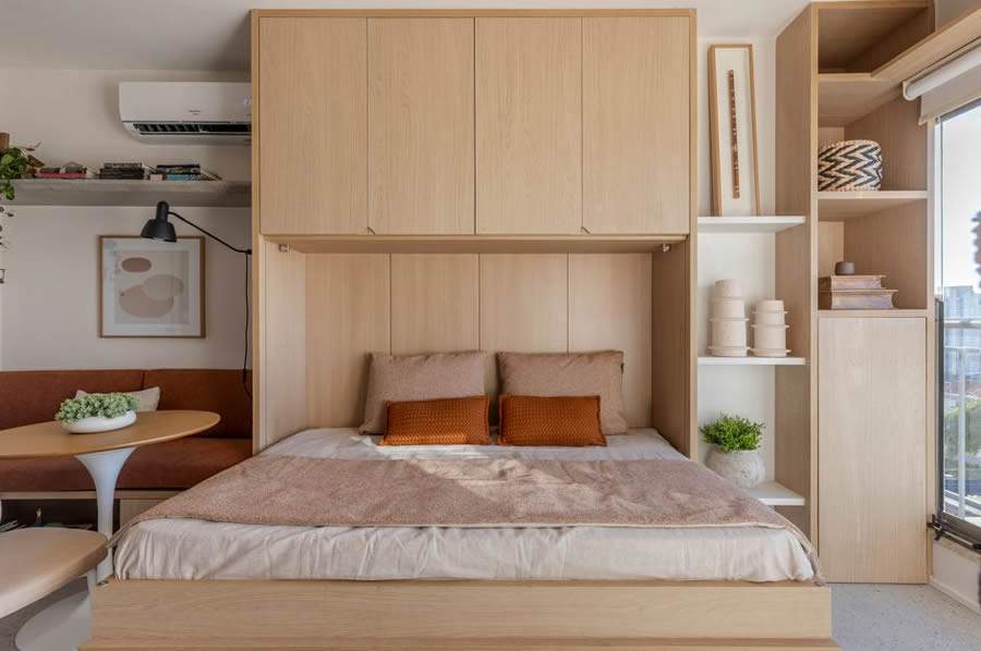 Entre os principais destaques do projeto, o arquiteto Raphael Wittmann ressalta a marcenaria planejada, a cama retrátil e os móveis soltos versáteis e compactos | Projeto Rawi Arquitetura + Design | Foto: Rafael Renzo