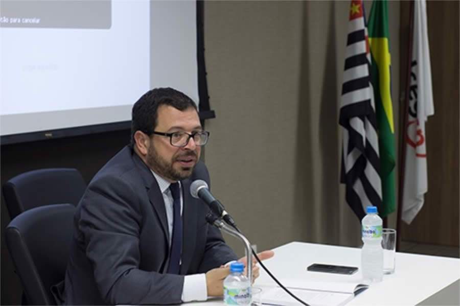 Presidente de GNT da AIDA lan&ccedil;ou livro sobre Seguros Ambientais em evento