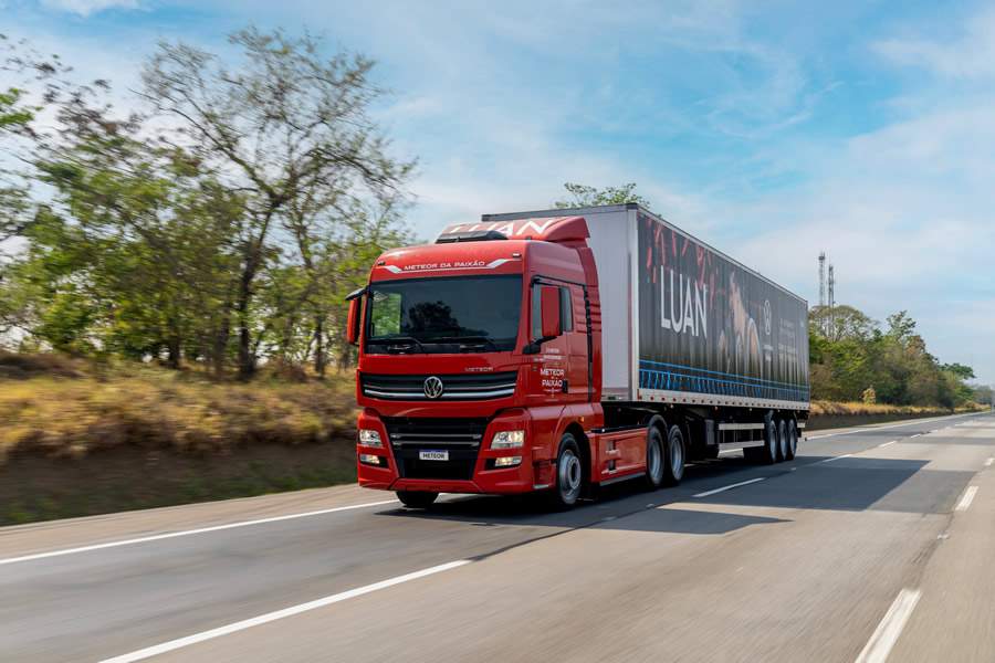 Caminh&atilde;o VW Meteor transporta banda do Luan Santana pelo Brasil