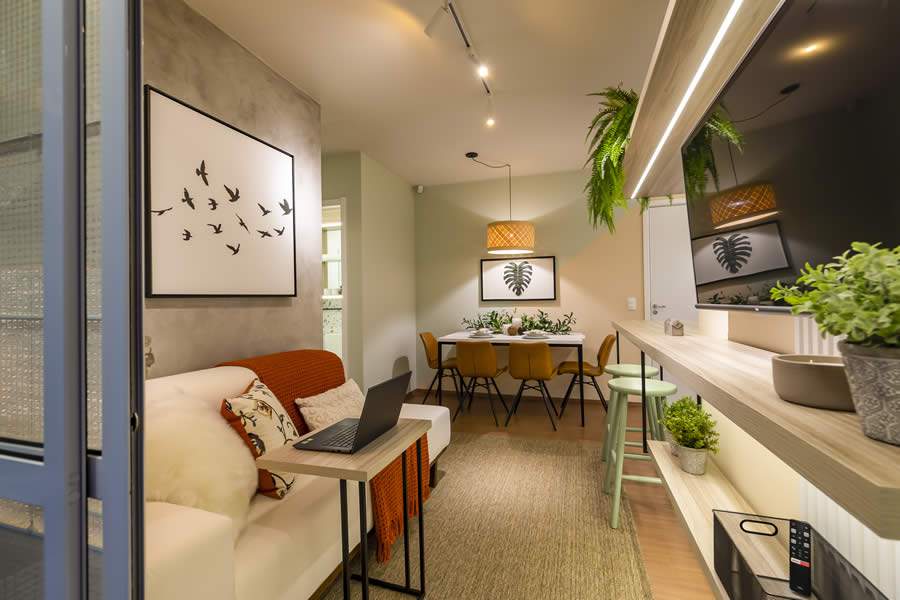 Mesa m&oacute;vel permite trabalho em diversos c&ocirc;modos da casa - R.R. Rufino/ Divulga&ccedil;&atilde;o