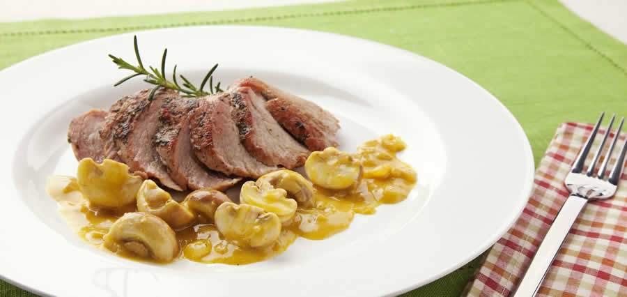 Filé mignon suíno com champignons ao creme de mostarda para os momentos de celebrações