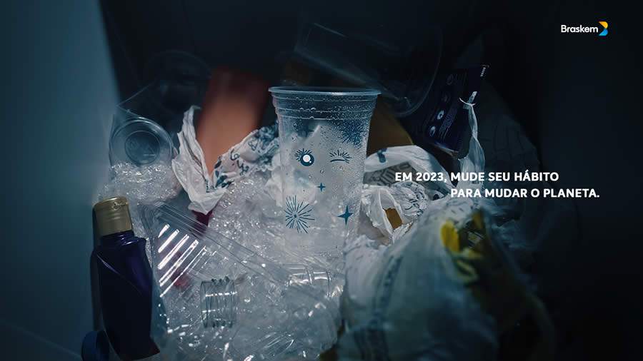 Em Live Action, Braskem e Publicis trazem mensagem para 2023 chamando a aten&ccedil;&atilde;o sobre mudan&ccedil;a de h&aacute;bitos com descarte do lixo do jeito certo