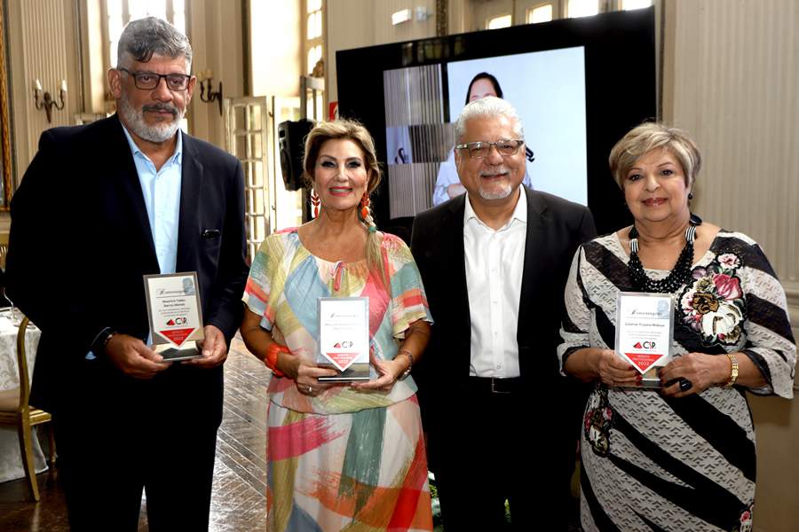 Maur&iacute;cio Tadeu, Carmem Ribeiro, Jo&atilde;o Paulo Mello (presidente do CSP-MG) e Zulamar Midoux: homenageados s&atilde;o grandes nomes do mercado - Fotos: Arnaldo Athayde