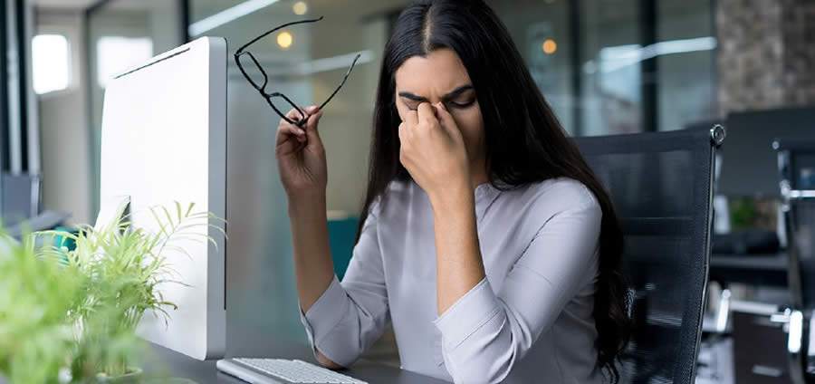 Usa PC e smartphone o dia todo? Voc&ecirc; pode ter Astenopia Digital e nem sabia