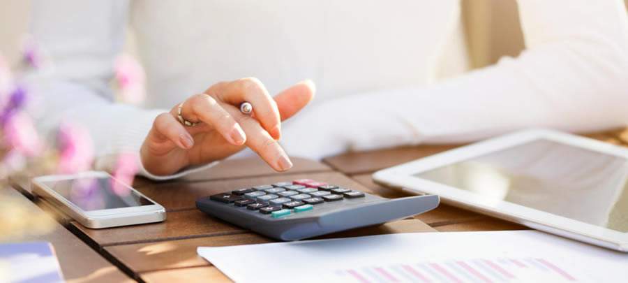 Dia dos namorados: especialista explica como economizar na hora de comprar o presente do parceiro ou da parceira