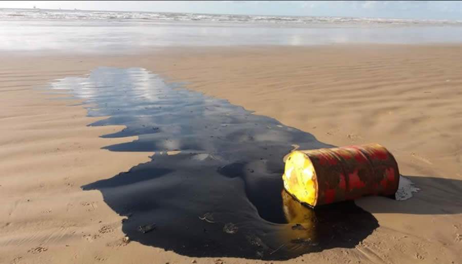 Barril de óleo na costa sergipana_27set2019. CRéDITO: Secom Sergipe/Fotos Públicas