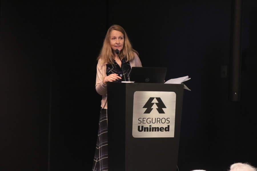 Seguros Unimed recebe Catherine Hock, representante da Icmif