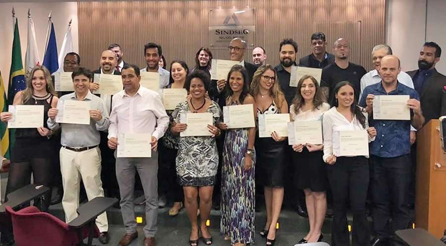 Novos corretores de seguros receberam certificados durante solenidade realizada em Belo Horizonte