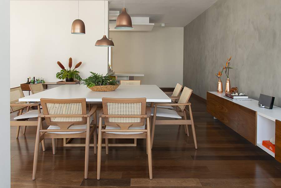 Na sala de jantar realizada pela arquiteta Patricia Miranda, a distribui&ccedil;&atilde;o do mobili&aacute;rio acompanha uma orienta&ccedil;&atilde;o alinhada com a vida dos moradores, tornando o ambiente muito mais gostoso de se estar | Projeto: Ra&iacute;zes Arquitetos | Foto: Cac&aacute; Bratke