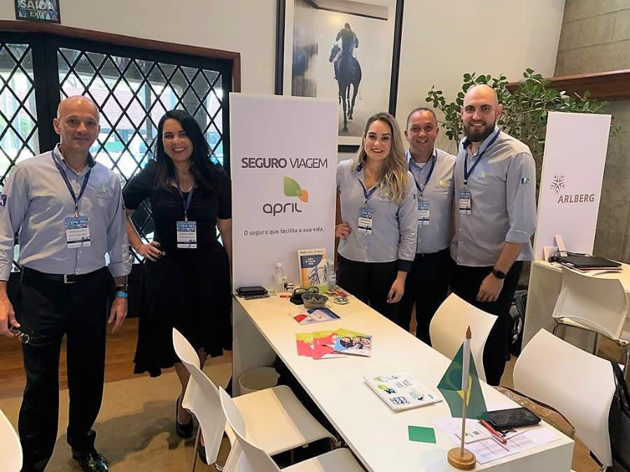 Nicolau Galo, Claudia Brito, Bianca Santos, Celso Andrade e Carlos Giubine, da APRIL Brasil Seguro Viagem