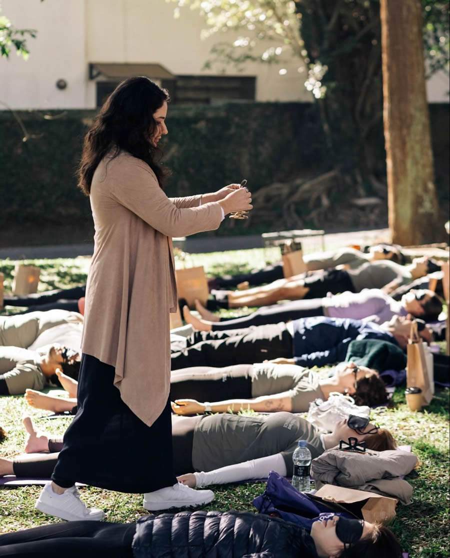 Sábado de yoga, música e café especial no coração do Batel