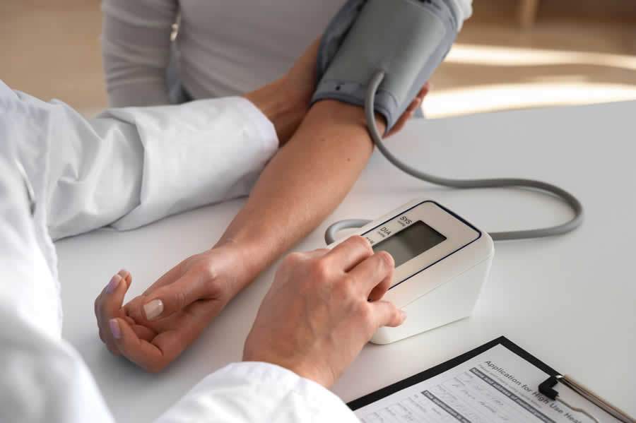 Aumento de casos de pressão alta em jovens e idosos liga sinal de alerta