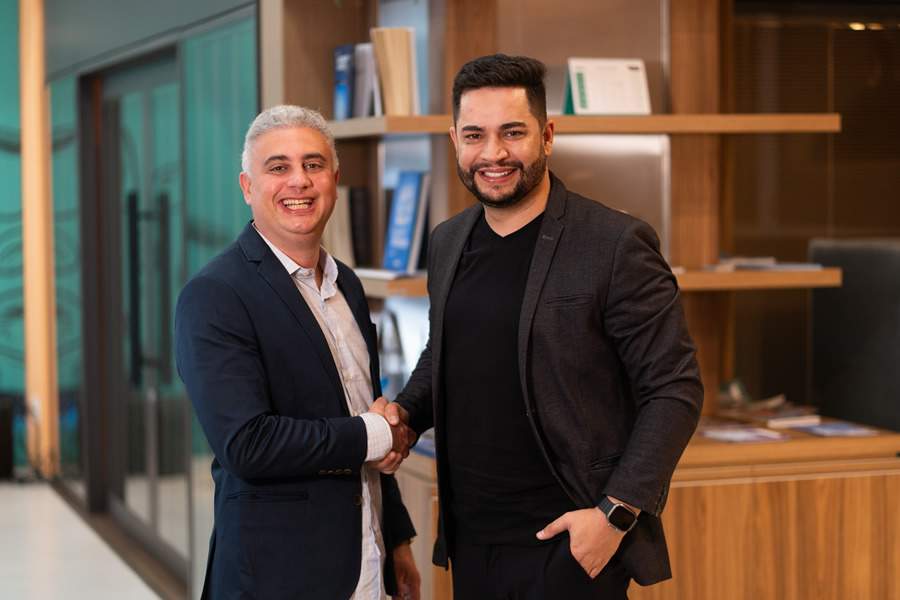 Foto Divulga&ccedil;&atilde;o (da esquerda para a direita) - Arthur Pessanha, fundador e CEO da Novo Seguros e direita Rafael Mendon&ccedil;a, diretor.