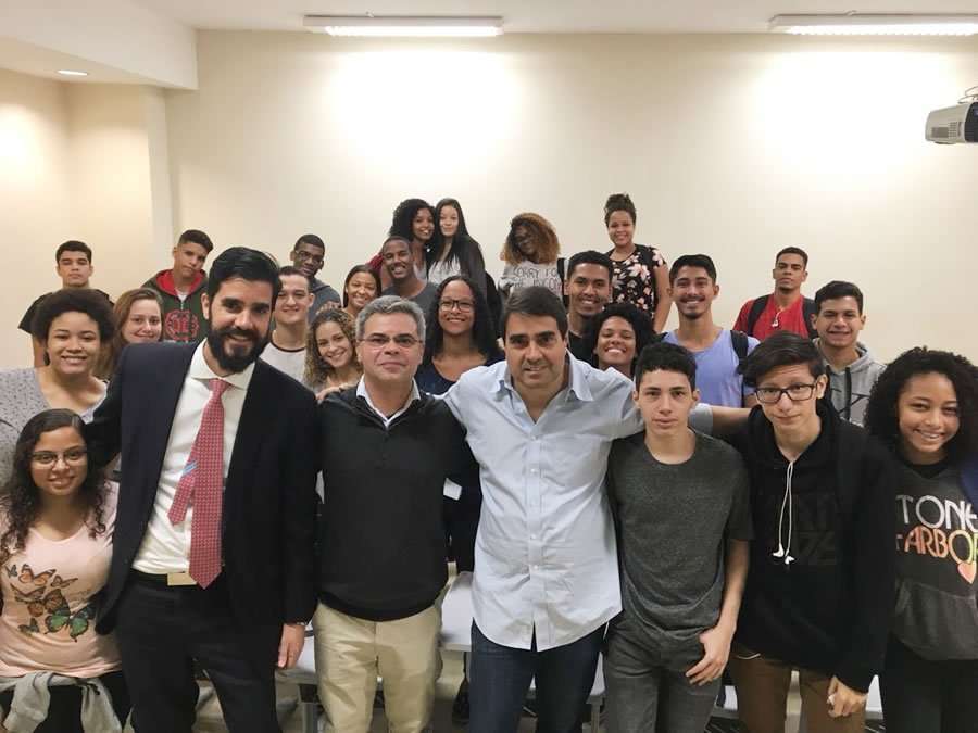 da esquerda para a direita entre os alunos, o Gestor da CVC Advogados, Dr. Rodrigo Crespo; o idealizador da Kuanta e Professor da ENS, Arley Boullosa e o Gestor da Correcta Seguros, Gustavo Cunha Mello