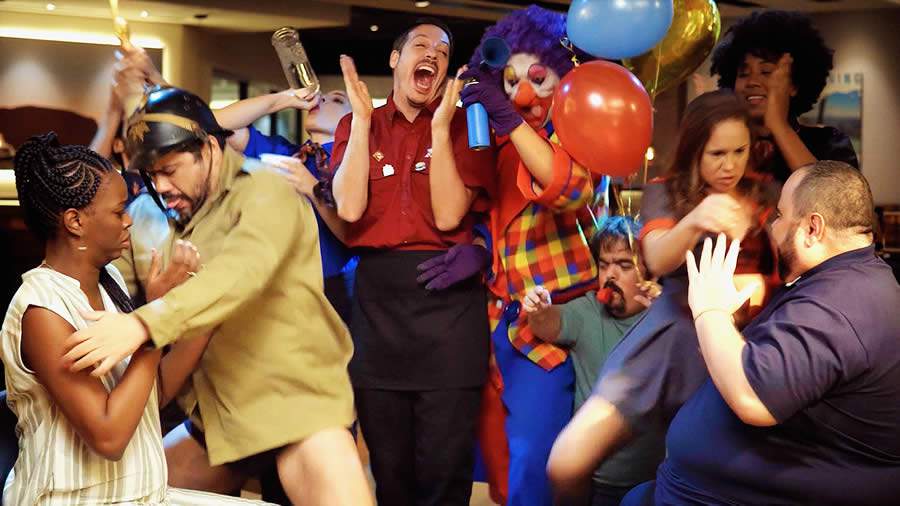 Vídeo faz parte das ações de comemoração dos 10 anos do grupo e reforça conceito divertido do restaurante de temática australiana