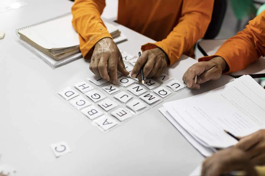 Dia Mundial da Educação (28/04): Iniciativas como Escola Nota 10, da MRV, contribuem para a redução do alto índice de analfabetismo adulto no país