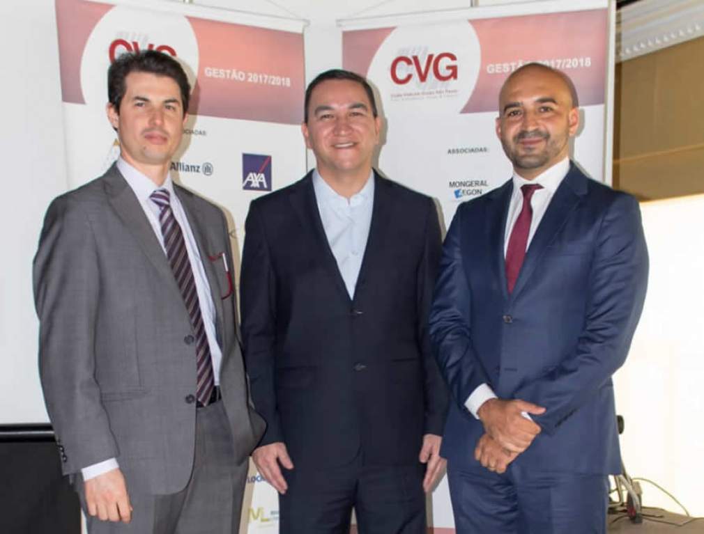 Na foto, da esquerda para a direita, Edison Simoni, reitor da FECAP, Silas Kasahaya, Presidente do CVG-SP, e Taiguara Langrafe, Vice-Reitor da FECAP, em evento que firmou a parceria