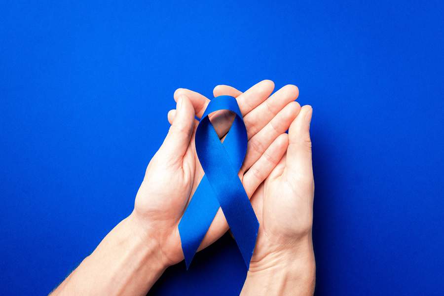 Blue prostate ribbon. Awareness prostate cancer of men health in November. Blue ribbon in hands isolated on deep blue background. November and International Mens Day. - Maksym - Crédito: Adobe Stock