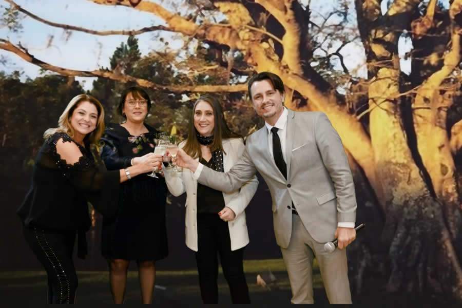 Foto Divulgação: a jornalista Regina Lima e Mariah Pires, Cristiane Marrone Pires e Alexandre Pires, sócios da ACG Home Care.
