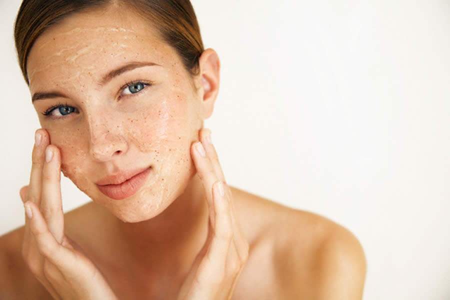 Saiba como manter a pele bonita e saudável através da esfoliação facial e corporal