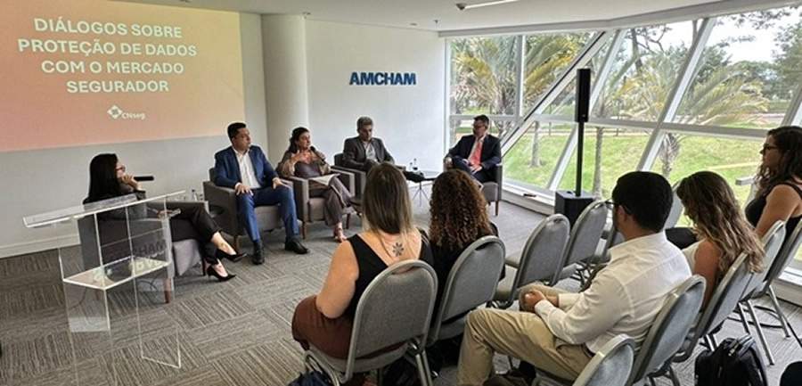 Especialistas e representantes do setor segurador e reguladoras durante debate na capital federal. Foto: Divulgação/CNseg