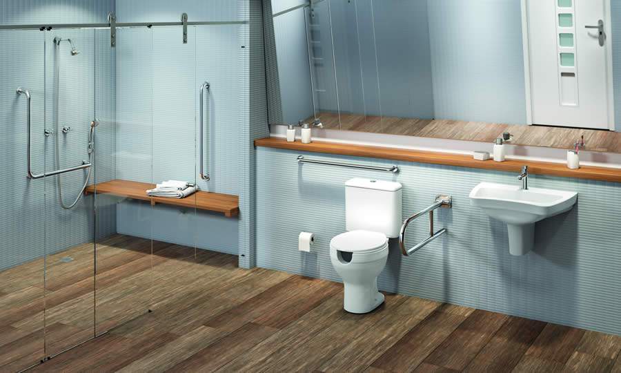 O Projeto de banheiro adaptado para pessoas com necessidades especiais recebe o chuveiro com ducha manual para facilitar o banho do idoso ou cadeirante| Foto: Divulgação Celite