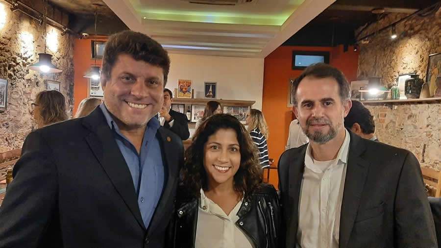 O presidente do CVG-RJ, Oct&aacute;vio Periss&eacute;; a homenageada, Livia Prata, diretora comercial regional RJ/ES da Allianz Seguros; e Luiz M&aacute;rio Rutowisch, presidente do CCS-RJ &ndash; Foto: Divulga&ccedil;&atilde;o