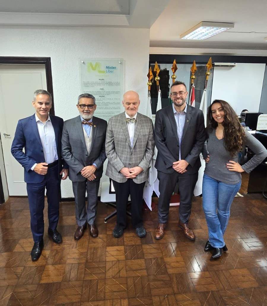  Foto:  Especialistas em seguro de vida reunidos na Mister Líber Corretora de Seguros (e/d): Anderson Mundim, presidente do CVG-SP; Josusmar Sousa; Joe Jordan; Felipe Sousa; e Gabriela Sousa.