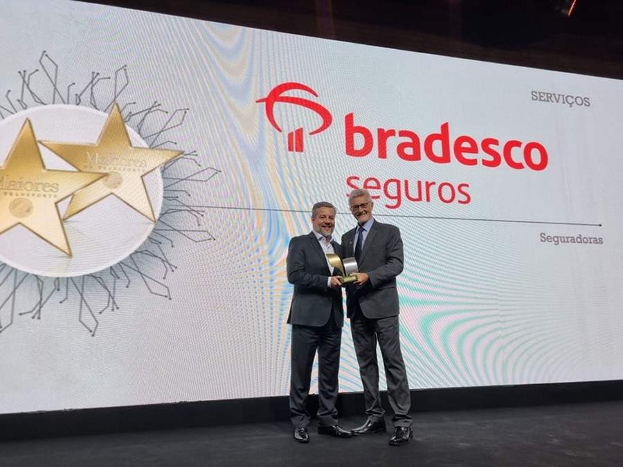 O Superintendente Regional Comercial da Bradesco Auto/RE, Ricardo Lu&iacute;s Costa, recebe o pr&ecirc;mio Maiores do Transporte e Melhores do Transporte 2024