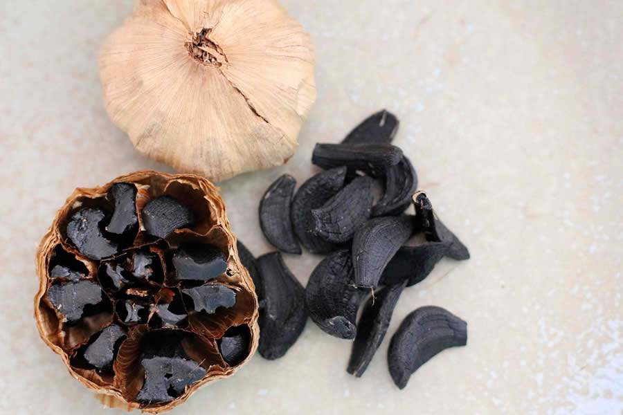 Alho x Alho Negro - Conheça as diferenças entre o alho comum e o alho negro