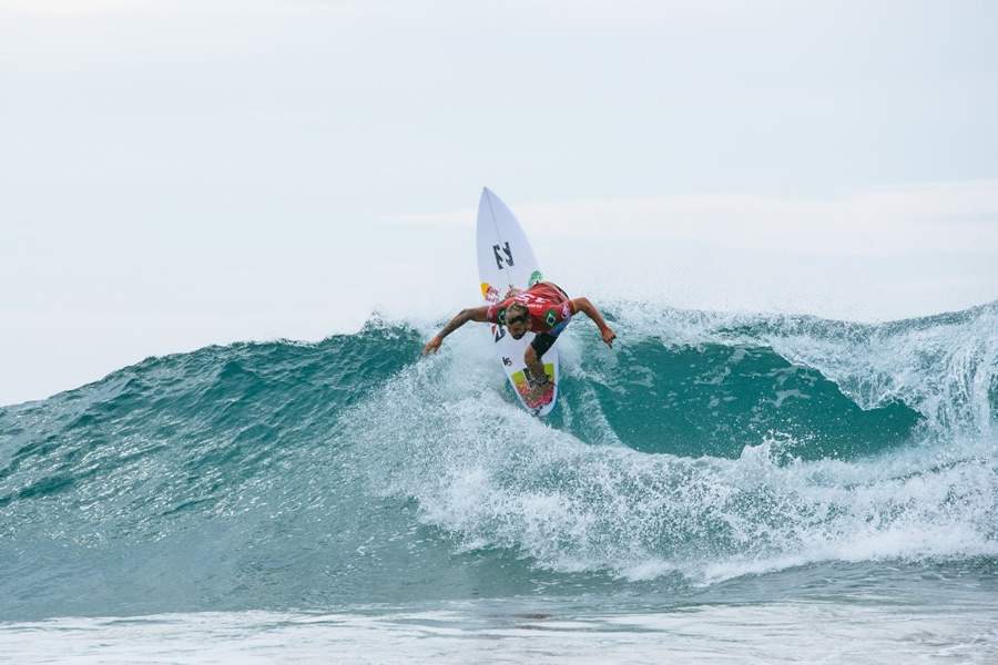 O brasileiro Mateus Herdy entrou como convidado e é a grande surpresa entre os finalistas (Crédito: @WSL / Tony Heff)