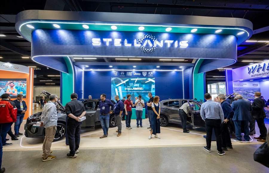 Stellantis apoia o Congresso SAE Brasil 2025 e exibe as aplicações da tecnologia Bio-Hybrid