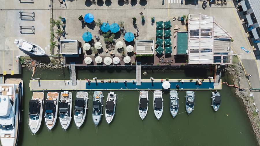 Expedi&ccedil;&atilde;o in&eacute;dita reunir&aacute; mais de 30 barcos e vai conectar cidades do litoral de SC  O Fibrafort Factory, realizado na Marina Itaja&iacute;, vai reunir toda a linha Focker na &aacute;gua, com test drives, condi&ccedil;&otilde;es direto de f&aacute;brica e programa&ccedil;&atilde;o aberta ao p&uacute;blico. A edi&ccedil;&atilde;o deste ano conta com uma expedi&ccedil;&atilde;o in&eacute;dita, com a proposta de reunir cerca de 30 lanchas. A expectativa &eacute; atrair visitantes de diferentes regi&otilde;es do pa&iacute;s ao longo dos nove dias.  Santa Catarina concentra cerca de 18% das empresas fabricantes de embarca&ccedil;&otilde;es de esporte e lazer do pa&iacute;s, segundo &uacute;ltimo levantamento do Sebrae. O estado &eacute; conhecido tamb&eacute;m por receber eventos globais como a The Ocean Race, j&aacute; confirmada novamente em Itaja&iacute; (SC) para 2027, e o maior Boat Show do Sul do Brasil. Al&eacute;m disso, SC concentra estaleiros de relev&acirc;ncia no cen&aacute;rio nacional e internacional, como a Fibrafort, maior fabricante de barcos da Am&eacute;rica Latina com 35 anos de trajet&oacute;ria, respons&aacute;vel por produzir as lanchas Focker.  A empresa, que j&aacute; soma 19 mil barcos entregues no mundo, realiza a 3&ordf; edi&ccedil;&atilde;o do Fibrafort Factory, de 11 a 19 de abril, na Marina Itaja&iacute;, no litoral norte. A programa&ccedil;&atilde;o inclui uma expedi&ccedil;&atilde;o in&eacute;dita no dia 18, com a proje&ccedil;&atilde;o de reunir cerca de 30 lanchas Focker de diferentes cidades do litoral catarinense, como Porto Belo, Bombinhas, Florian&oacute;polis e Joinville. O ponto de encontro ser&aacute; na Marina Itaja&iacute; e, de l&aacute;, o grupo segue at&eacute; a f&aacute;brica do estaleiro para uma visita guiada ao processo de produ&ccedil;&atilde;o das lanchas.  &ldquo;Buscamos, a cada edi&ccedil;&atilde;o, evoluir o formato do evento e trazer iniciativas que aproximem o cliente da marca. Neste ano, lan&ccedil;amos a primeira expedi&ccedil;&atilde;o oficial da Focker, alinhada ao conceito da nova linha Explorer, recentemente apresentada pela marca, que traz a proposta de explorar novos destinos e refor&ccedil;ar o esp&iacute;rito de aventura na navega&ccedil;&atilde;o. A ideia &eacute; fortalecer esse relacionamento com os nossos clientes e amantes da marca. Al&eacute;m disso, durante o Fibrafort Factory, os visitantes ter&atilde;o acesso a condi&ccedil;&otilde;es comerciais diferenciadas, com modelos dispon&iacute;veis na &aacute;gua para visita&ccedil;&atilde;o e test drive&rdquo;, afirma B&aacute;rbara Martendal, diretora de neg&oacute;cios da Fibrafort.  Durante o evento, toda a linha de embarca&ccedil;&otilde;es Focker estar&aacute; em exibi&ccedil;&atilde;o na &aacute;gua, com modelos de 18 a 42 p&eacute;s abertos &agrave; visita&ccedil;&atilde;o e test drives. O p&uacute;blico tamb&eacute;m poder&aacute; acessar condi&ccedil;&otilde;es de f&aacute;brica para aquisi&ccedil;&atilde;o das lanchas. Aberto ao p&uacute;blico, o Fibrafort Factory contar&aacute; ainda com programa&ccedil;&atilde;o paralela, como m&uacute;sica ao vivo. Ao longo dos dias de feira, a expectativa &eacute; receber visitantes de diferentes regi&otilde;es do pa&iacute;s.  Servi&ccedil;o O qu&ecirc;: 3&ordf; edi&ccedil;&atilde;o do Fibrafort Factory Quando: de 11 a 19 de abril, das 9h &agrave;s 19h Onde: Marina Itaja&iacute; &mdash; Av. Carlos Ely Castro, 100, Centro, Itaja&iacute; (SC) Quanto: Gratuito  Sobre a Fibrafort  Considerada uma das maiores fabricantes de barcos da Am&eacute;rica Latina, a Fibrafort foi fundada h&aacute; 35 anos na cidade catarinense de Itaja&iacute;, polo n&aacute;utico brasileiro, e j&aacute; possui mais de 19 mil barcos entregues no mundo e presen&ccedil;a em 56 pa&iacute;ses. Produz a conceituada linha de lanchas Focker, modelos de embarca&ccedil;&otilde;es premiados e de alta qualidade, com dimens&otilde;es que variam entre 18 e 42 p&eacute;s. S&atilde;o indicadas para a navega&ccedil;&atilde;o e divers&atilde;o em fam&iacute;lia. Design inovador, beleza, praticidade e conforto, acabamentos para garantir durabilidade e menos ru&iacute;do, al&eacute;m de alta performance, estabilidade e manobrabilidade durante a navega&ccedil;&atilde;o s&atilde;o algumas das caracter&iacute;sticas inconfund&iacute;veis da marca que segue rigorosas normas internacionais de seguran&ccedil;a.