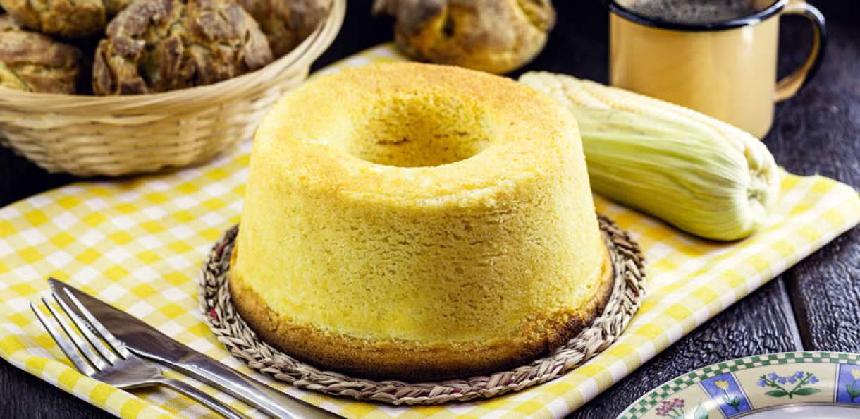 10 receitas de bolo de fubá sem ovo para adicionar ao seu menu