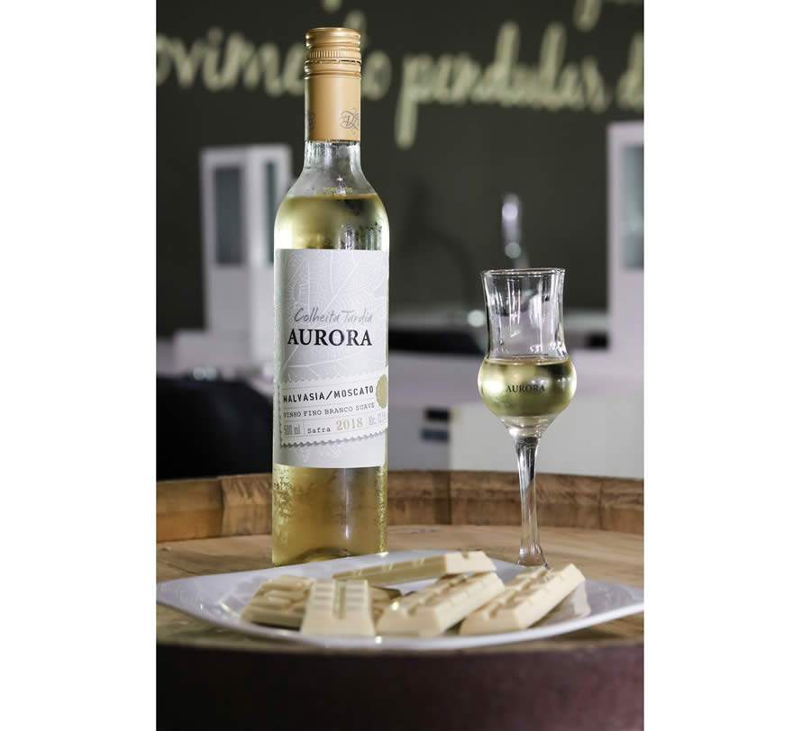 Aurora Colheita Tardia harmoniza perfeitamente com chocolate branco. Crédito: Vinícola Aurora, divulgação