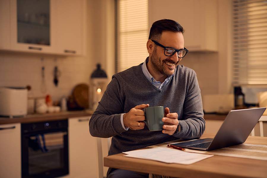 Maioria dos CEOs nos EUA e no Reino Unido reconhece que trabalho híbrido permite operar com custos mais baixos, maior produtividade e grande potencial para atrair os melhores talentos (crédito: Freepik)