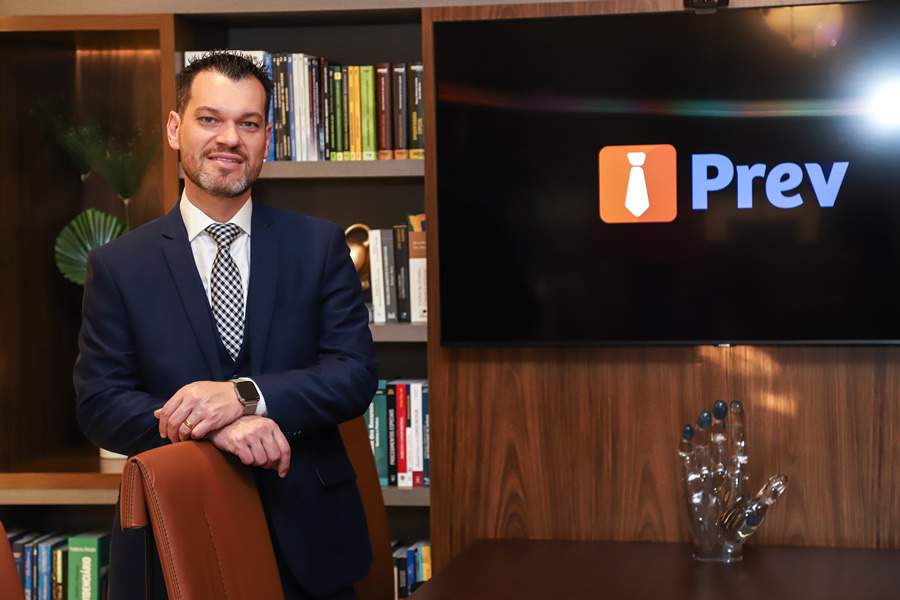 Dr. &Aacute;tila Abella, advogado e cofundador da startup Previdenciarista